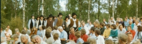 Hr kommer flottarna upp frn lven,  p vg till logdans och sjunger fr full hals. " Du Klara ur tysta och mktiga skogar".