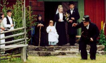 Gullfallingen (Lennart Karlsson) hller hov. Brudparet Magdalena och Frvaltare Berg. (Madelene Bjrn och Bjrn Ytterberg) i bakgrunden.