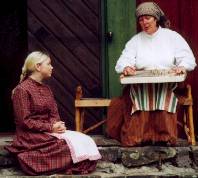 Maria Tngring (Agneta Lindh)sjunger en trstens visa fr Magdalena (Madelene Bjrn).