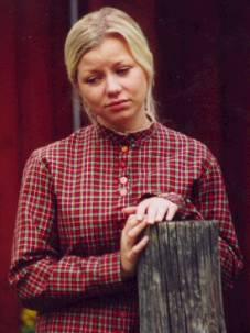 Magdalena (Madelene Bjrn) olycklig. Farmor Kyllikki anvnder hela sin kraft fr att f sin vilja igenom.