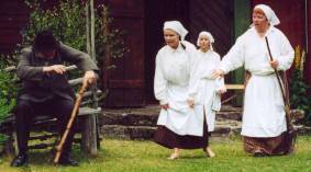 Pigorna :Murer-Stina (Hanna Nilsson) Mrders-Mari (Tuula Stenmark) gckar Kollervo ( Urban Persson).